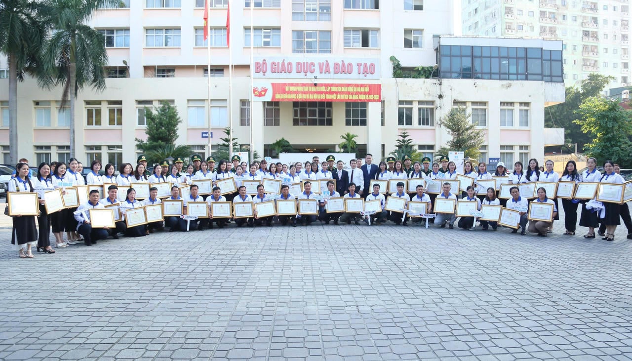 80 gränslärare i delningsprogrammet med lärare vid utbildningsministeriet. (Foto: D. Hai)