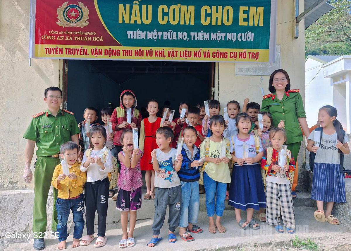 Chương trình “Nấu ăn cho em - thêm một bữa no, thêm một nụ cười” của Công an xã Thuận Hòa.