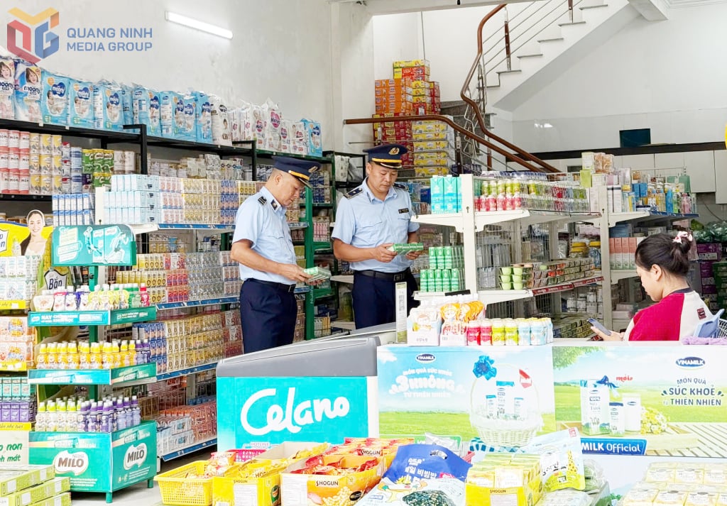 Betjenter fra markedsstyringsteam nr. 8 inspiserer en bedrift i området.