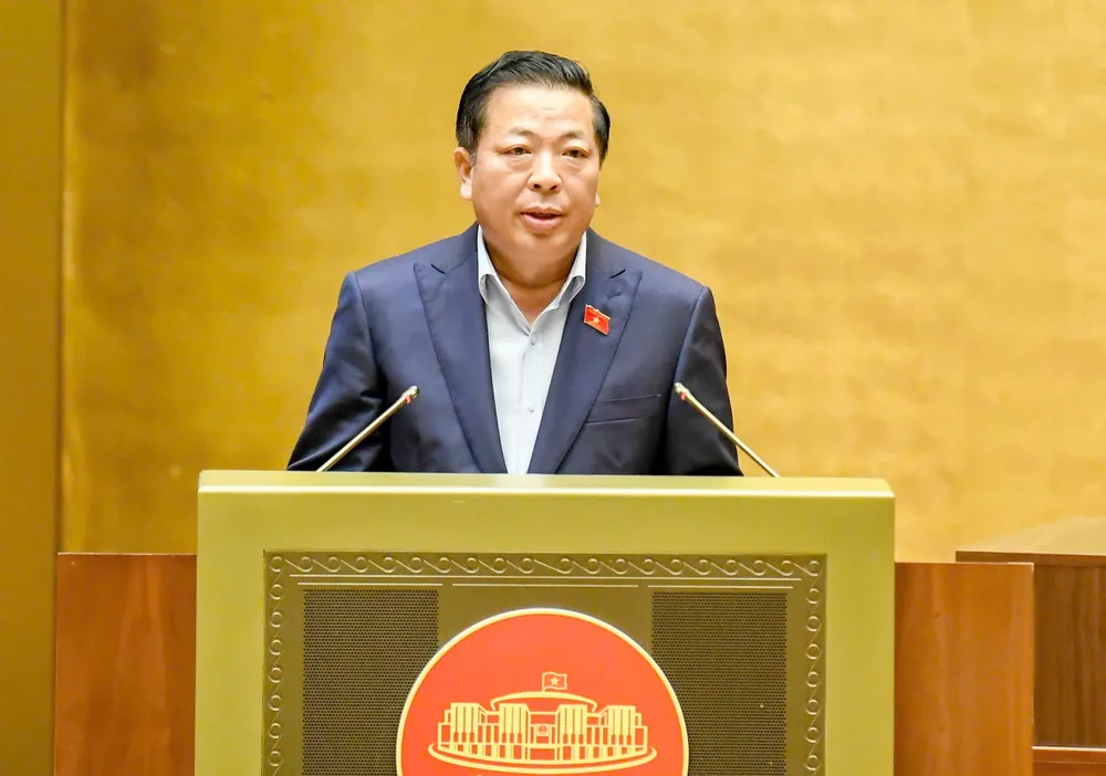 Ministrul Construcțiilor, Tran Hong Minh, a prezentat în dimineața zilei de 14 noiembrie o propunere privind politica de investiții pentru proiectul de construcție a Aeroportului Internațional Gia Binh. Foto: VIET CHUNG