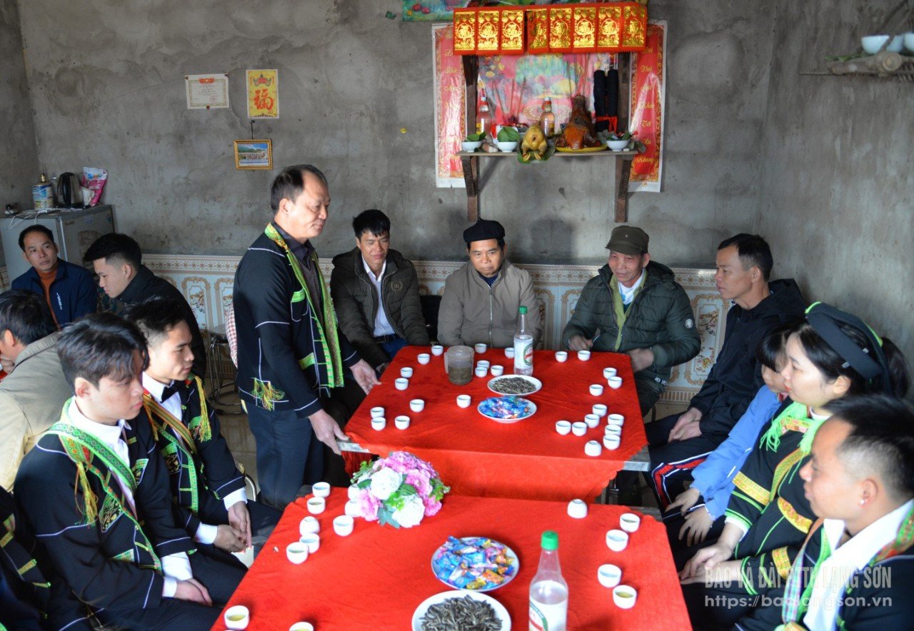 Cerimônia de pedido de noiva em um casamento Nung, comuna de Cong Son, província de Lang Son