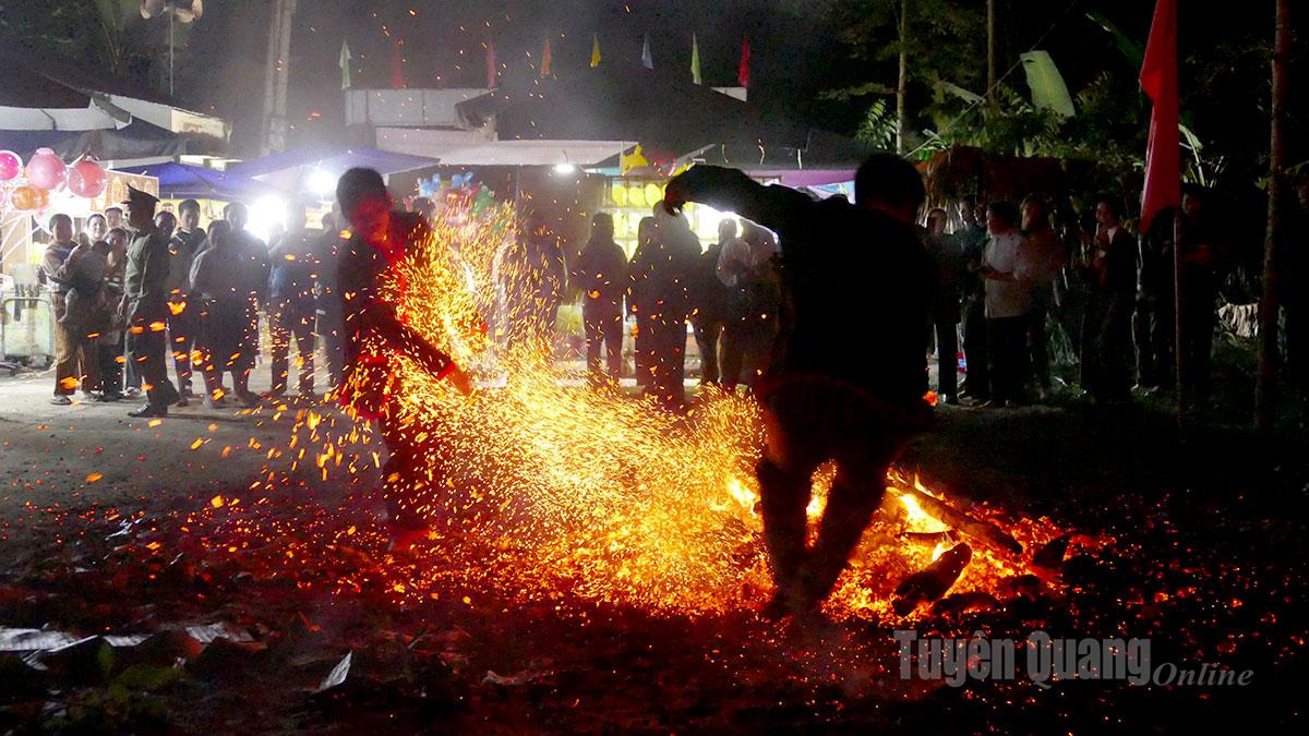 Pappa, sedan pojkar som dansar i elden