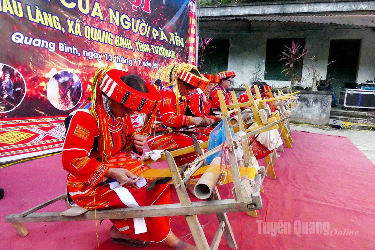 Brokadvävningstävling av Pa Then etniska människor på festivalen.