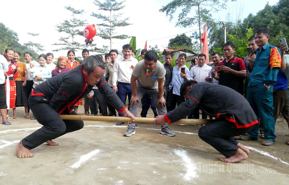 Stångskjutningstävlingen lockade många deltagare på festivalen.