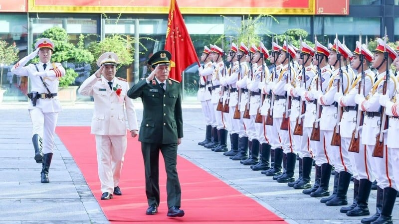 រដ្ឋមន្ត្រី Luong Tam Quang ពិនិត្យកងកិត្តិយសនៃកងកម្លាំងទូរគមនាគមន៍ និងកូដសម្ងាត់សាធារណៈរបស់ប្រជាជន។ (រូបថត៖ cand.com.vn)