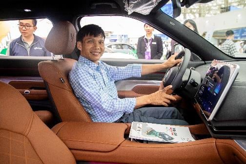 Anh Phan Văn Tâm (Hà Tĩnh) đã có trải nghiệm tốt với xe máy điện VinFast nên muốn “rinh” thêm VF 9 về nhà.