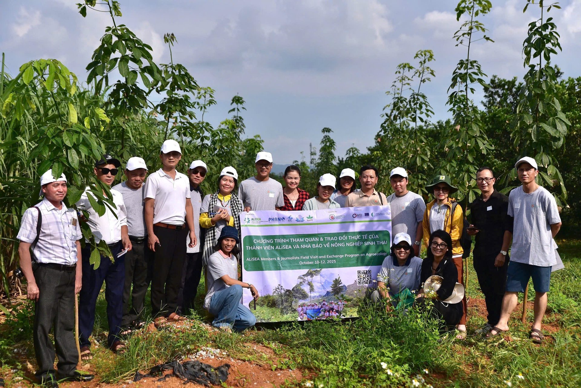 Đoàn công tác của ALiSEA tham quan Trung tâm Nghiên cứu Cây ăn quả và Cây công nghiệp Phủ Quỳ. Ảnh: Kiều Chi.