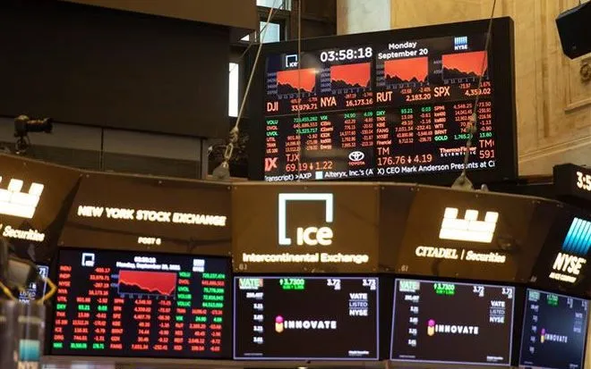 Bảng chỉ số chứng khoán tràn ngập sắc đỏ trong phiên giao dịch tại thị trường chứng khoán New York, Mỹ. (Ảnh: THX/TTXVN)
