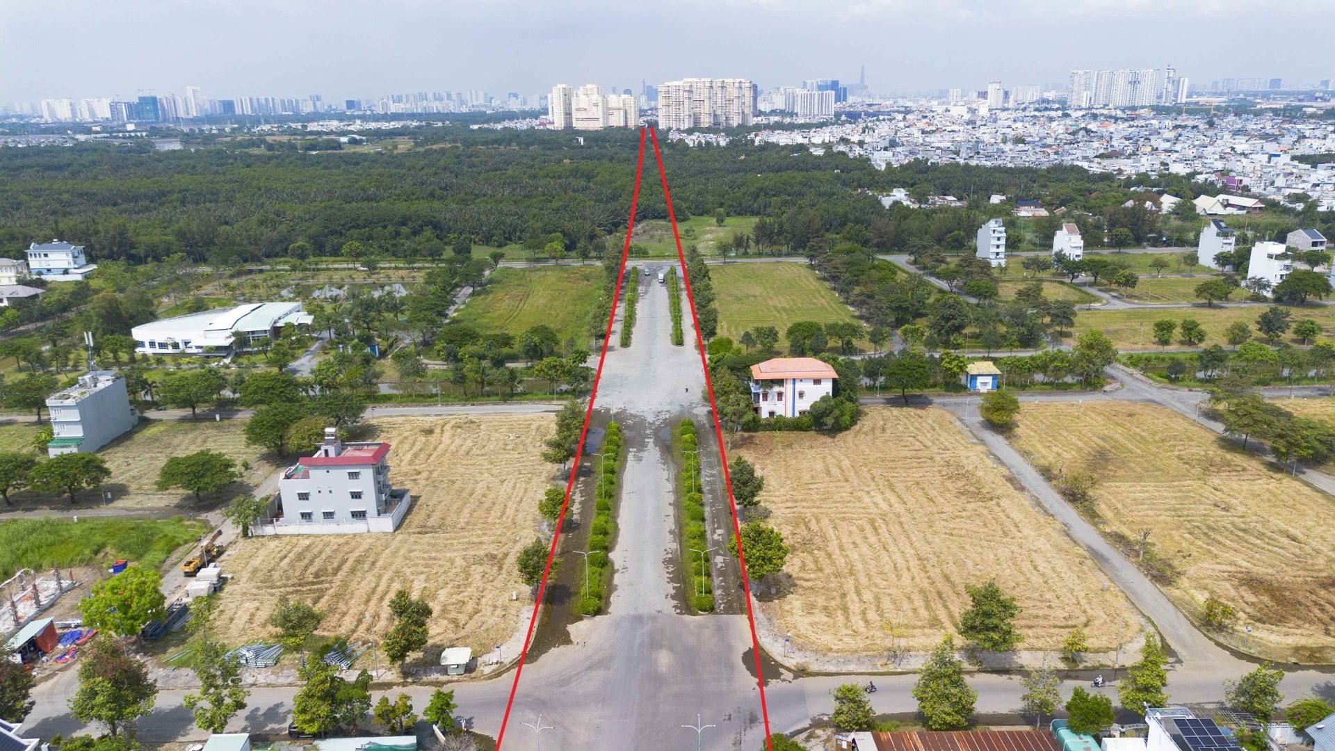 Rute ini melewati kawasan pemukiman Phu Xuan saat ini.