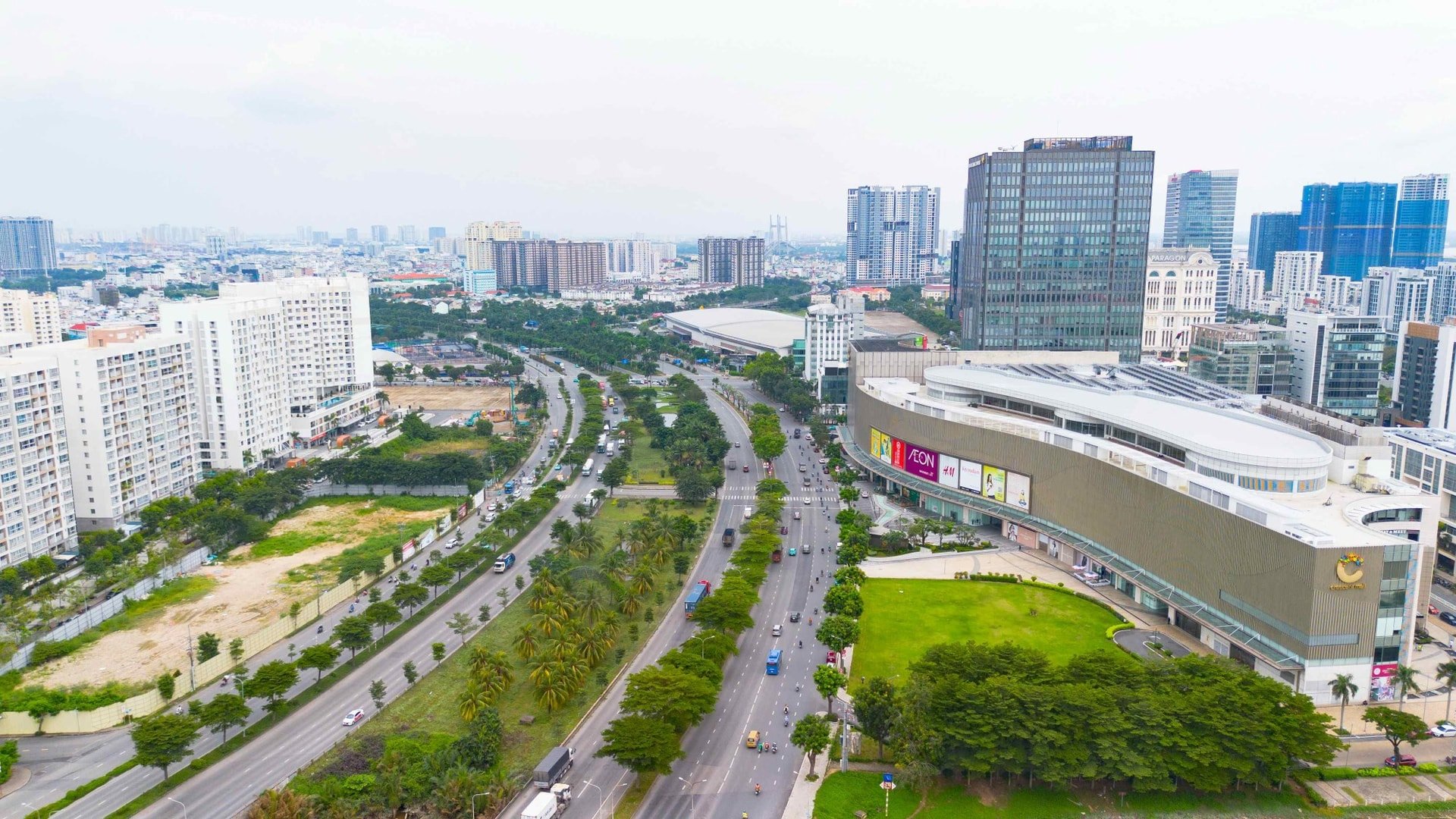 Daerah perkotaan Phu My Hung terletak di sepanjang Jalan Nguyen Van Linh dan Jalan Raya 15B (Jalan Nguyen Luong Bang).