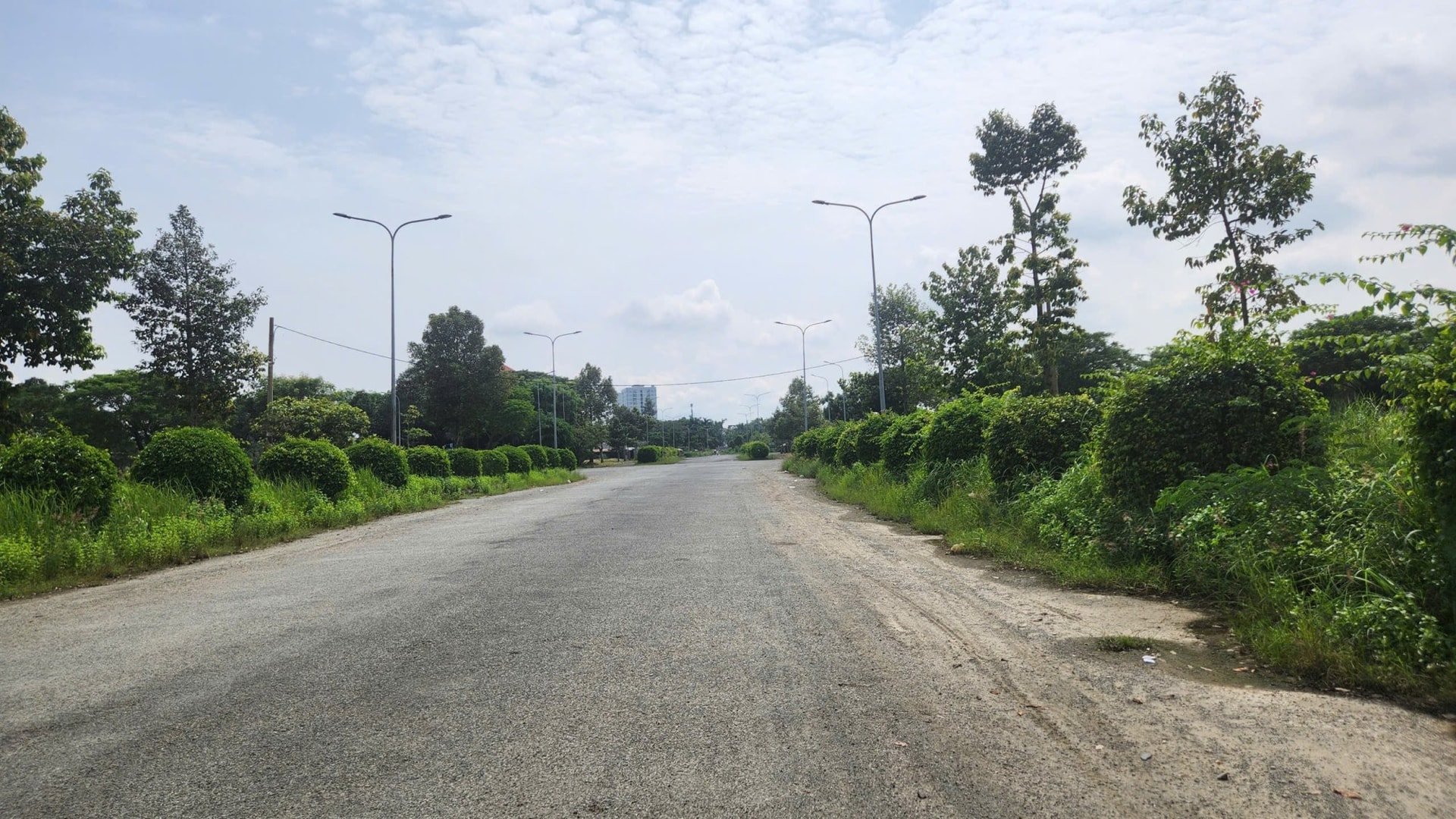 Bagian jalan yang ada di kawasan pemukiman Phu Xuan, di mana rute 15B akan terhubung.