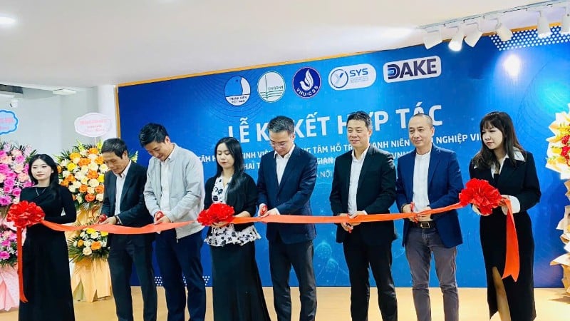 Delegáti přestřihli pásku a slavnostně otevřeli „Tvůrčí prostor mládeže“ na Hanojské národní univerzitě.