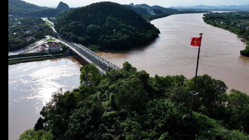 Cầu Hàm Rồng - biểu tượng của một thời oanh liệt.