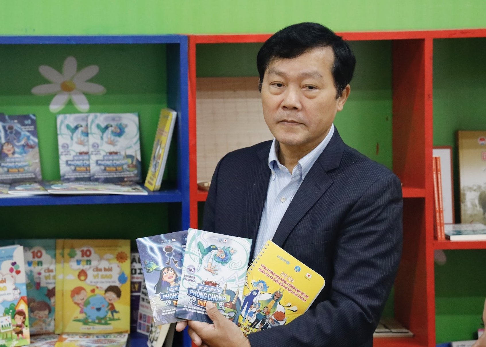 Ông Nguyễn Văn Tiến, Phó cục trưởng Cục Quản lý đê điều và Phòng, chống thiên tai, tham quan 'Thư viện xanh' do mô hình xây dựng. Ảnh: BTC.