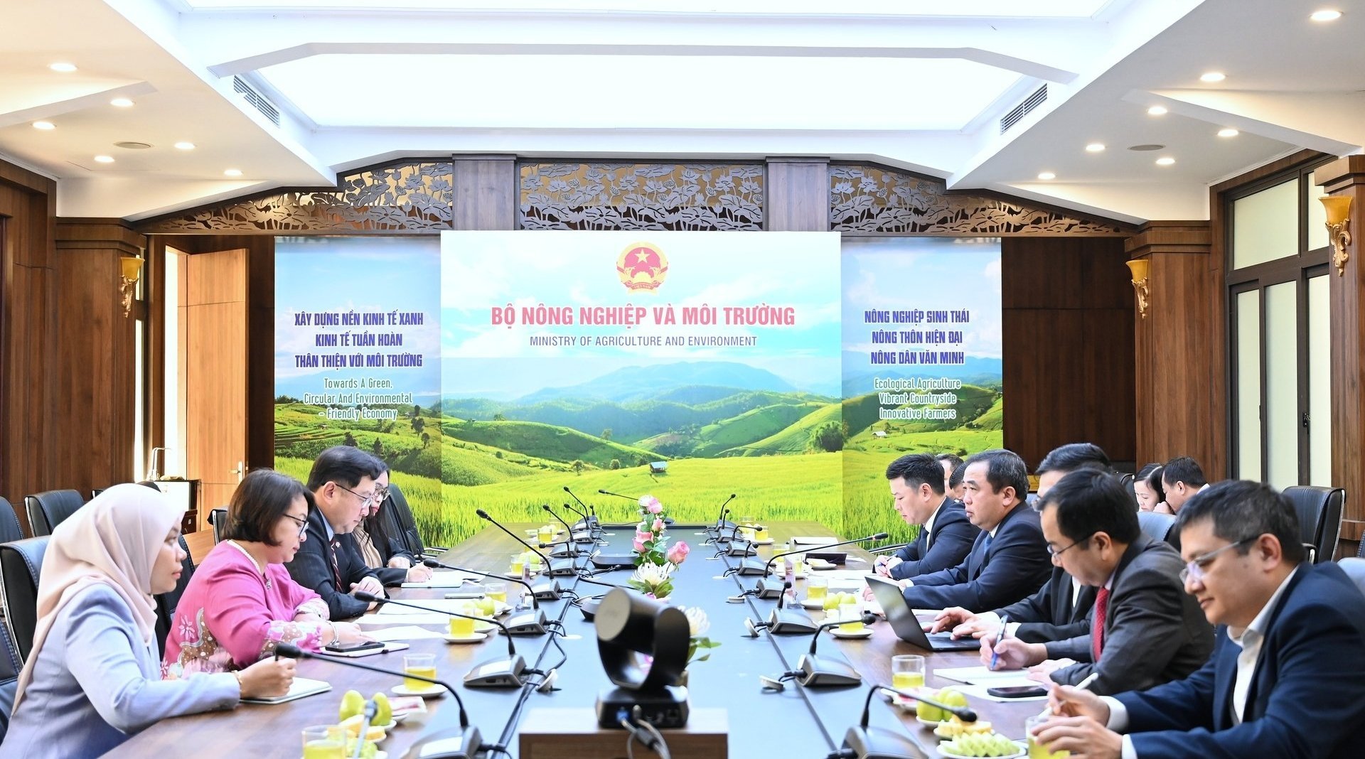 Buổi làm việc giữa Bộ trưởng Trần Đức Thắng và Đại sứ Dato’ Tan Yang Thai. Ảnh: Kiều Chi.