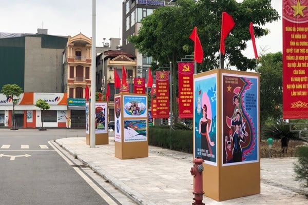 Triển lãm tranh cổ động tấm lớn tuyên truyền thực hiện nếp sống văn minh - Ảnh 1.
