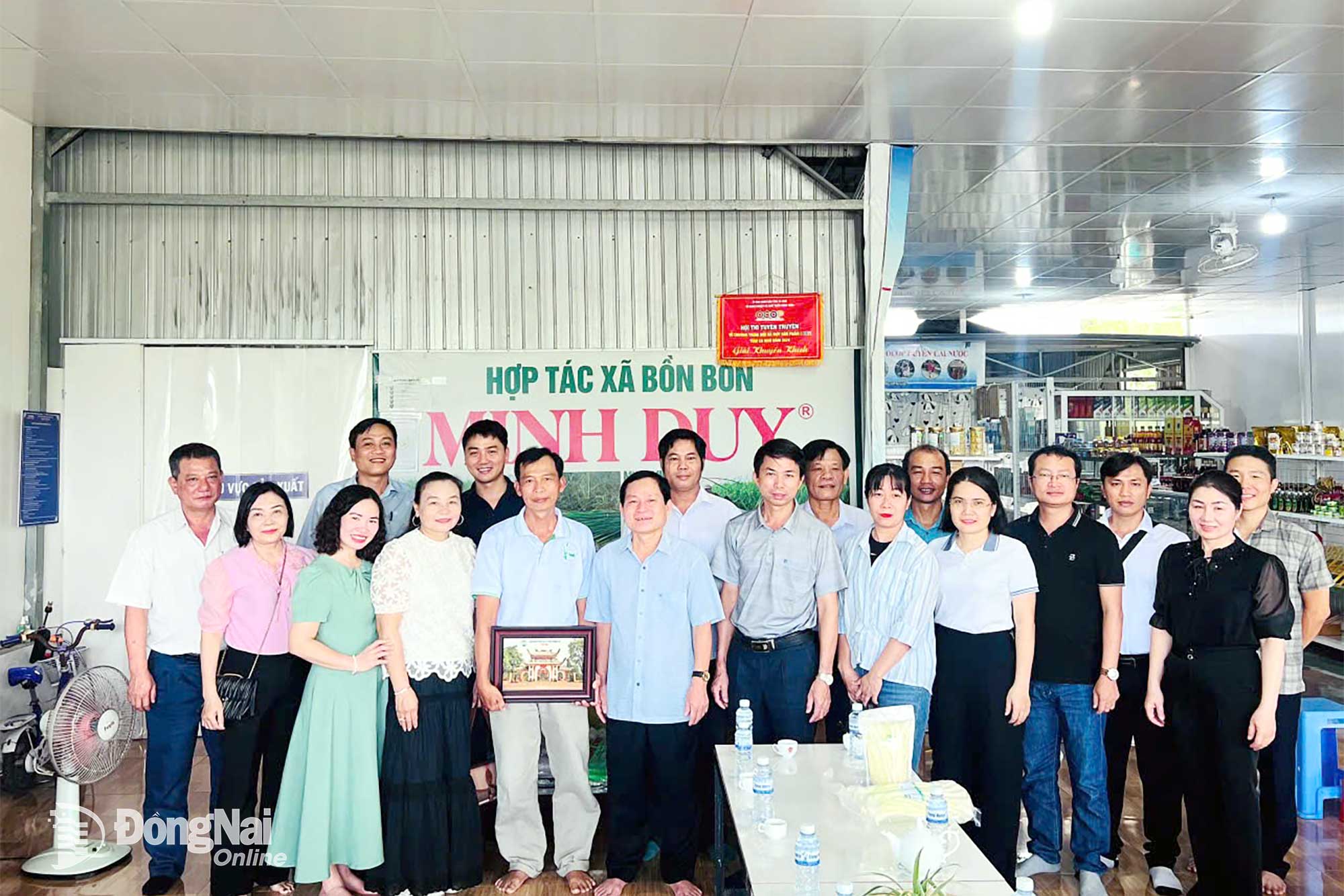 Grupul a făcut o fotografie la Bon Bon Minh Duy Cooperative. Foto: Hoang Cu