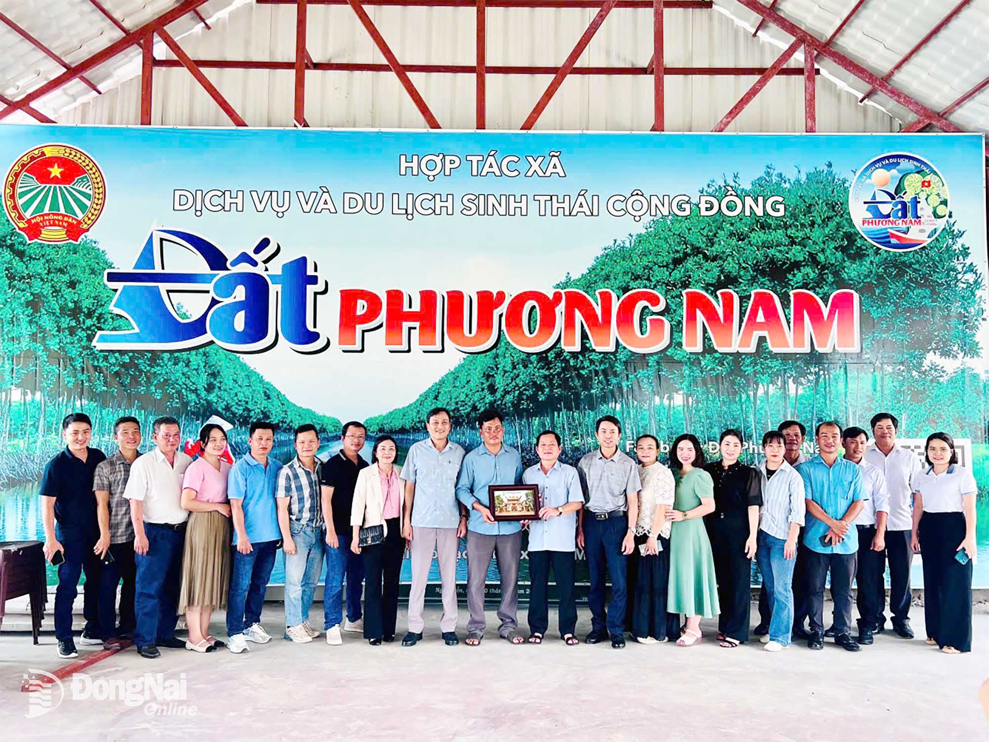 Grupul a făcut fotografii la Cooperativa de Ecoturism și Servicii Comunitare Dat Phuong Nam. Fotografie: Hoang Cu