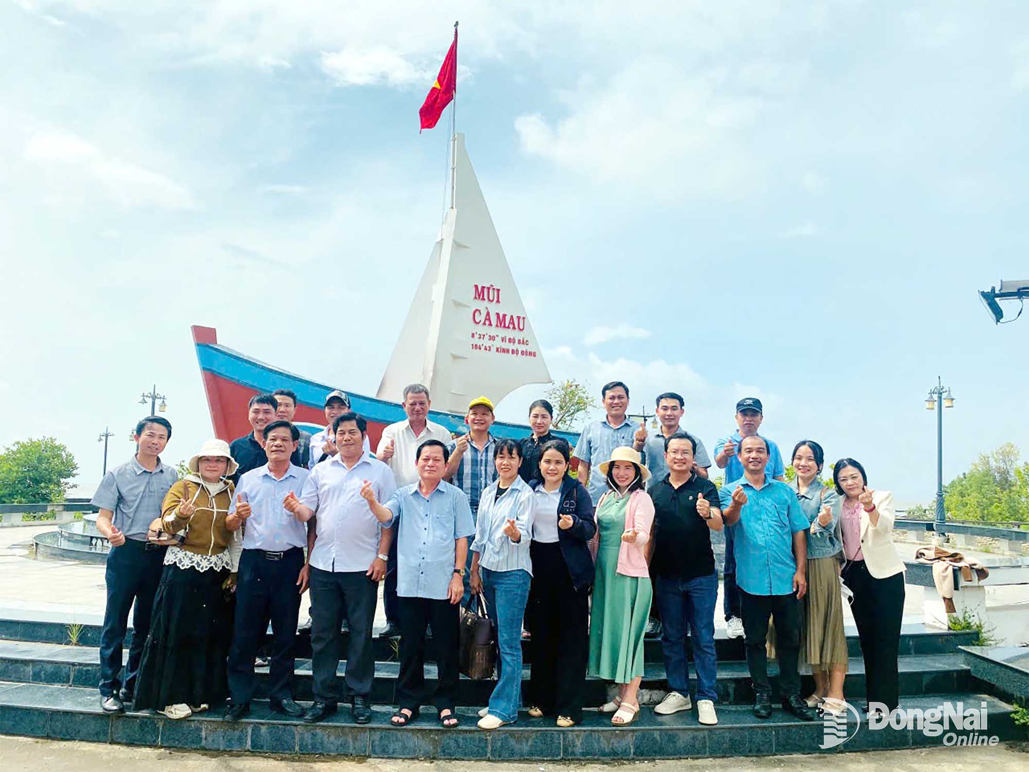Delegația a vizitat situl vestic Mui Ca Mau și a făcut fotografii la Punctul Național de Coordonate al orașului Mui Ca Mau. Fotografie: Hoang Cu
