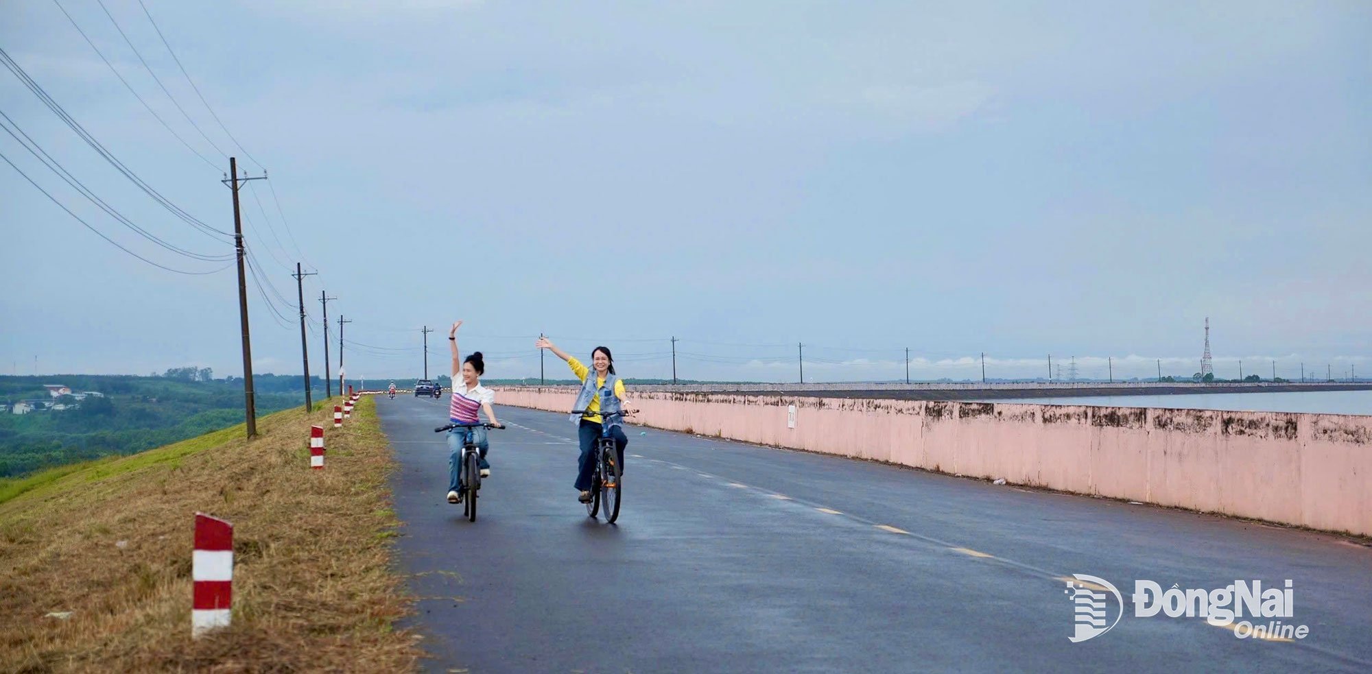 O sesiune energică de ciclism pe barajul hidroelectric Tri An. Fotografie: Tien Dung.