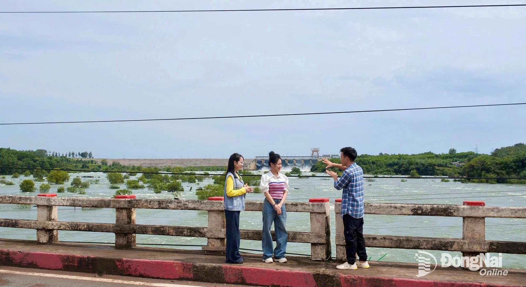 Dl. Than Van Linh (ghid turistic local) le-a împărtășit cu entuziasm lui Minh Tuyet și Dieu Hien destinații impresionante din Tri An. Fotografie: Tien Dung.