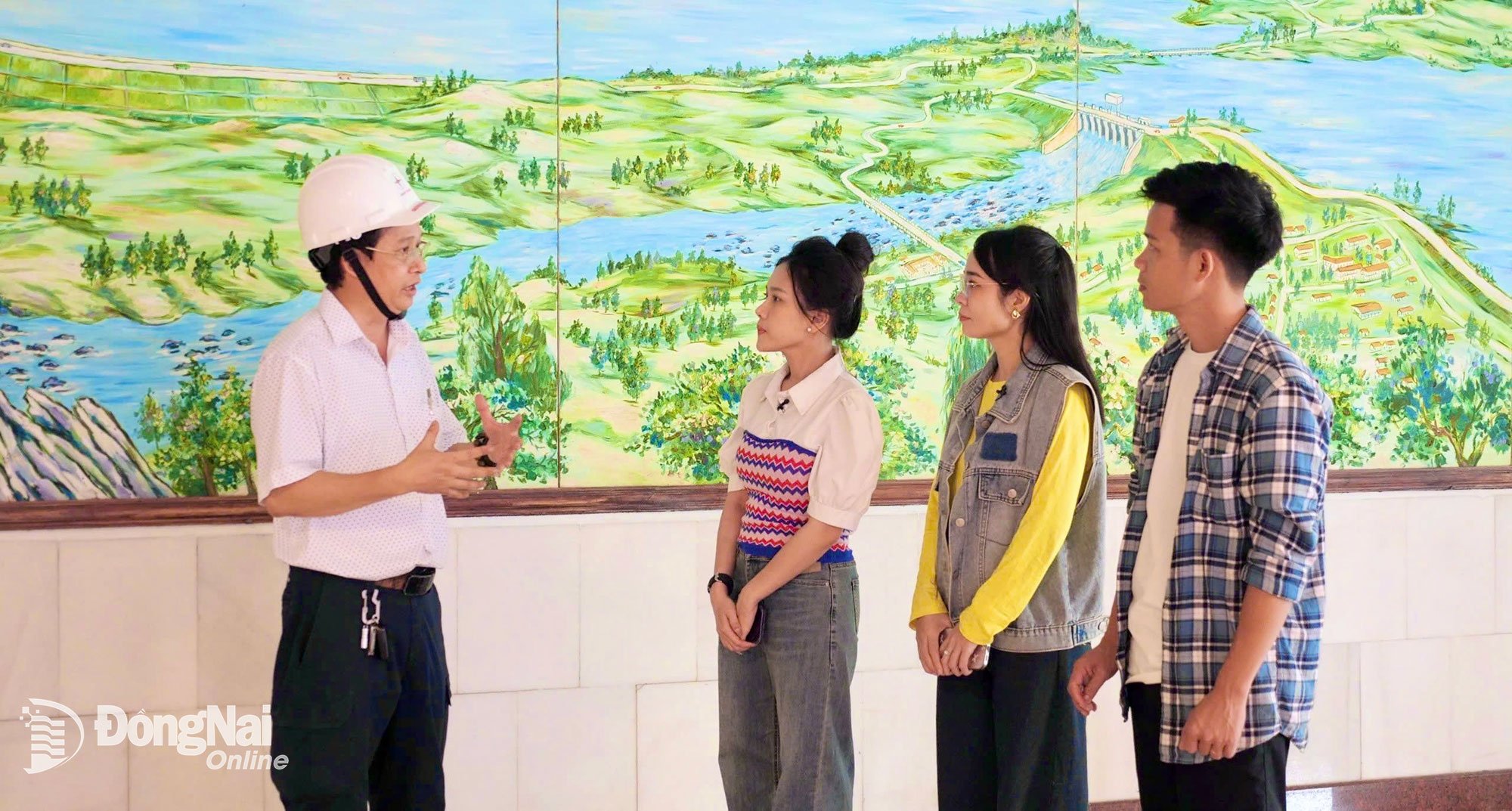 Dl. Huynh Ngoc Cuong, managerul atelierului de operare al companiei hidroenergetice Tri An, a prezentat o imagine de ansamblu asupra proiectului și a procesului de operare la centrala hidroenergetică Tri An. Foto: Tien Dung.