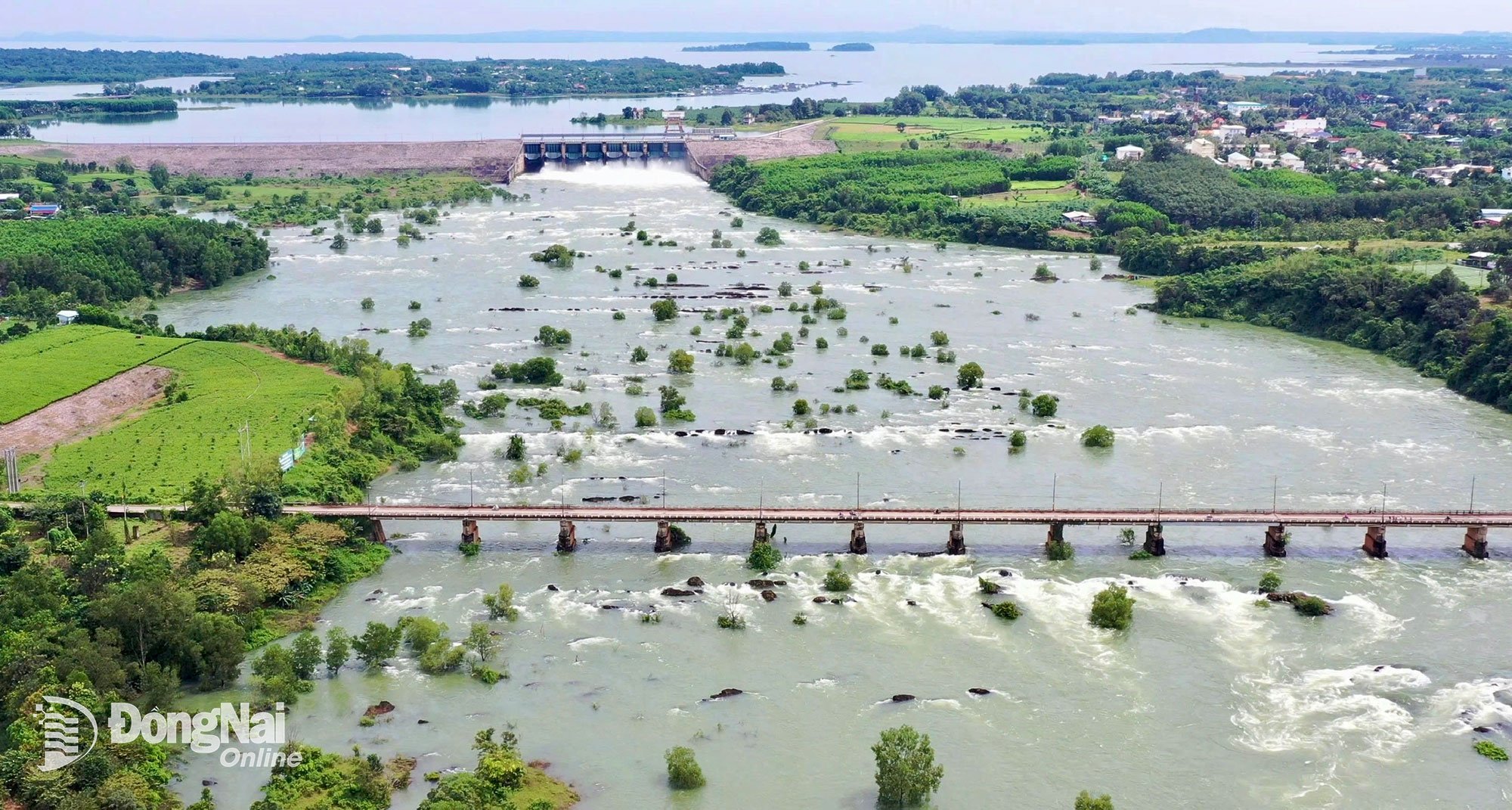 Vedere panoramică a barajului hidroenergetic Tri An. Fotografie: Tien Dung