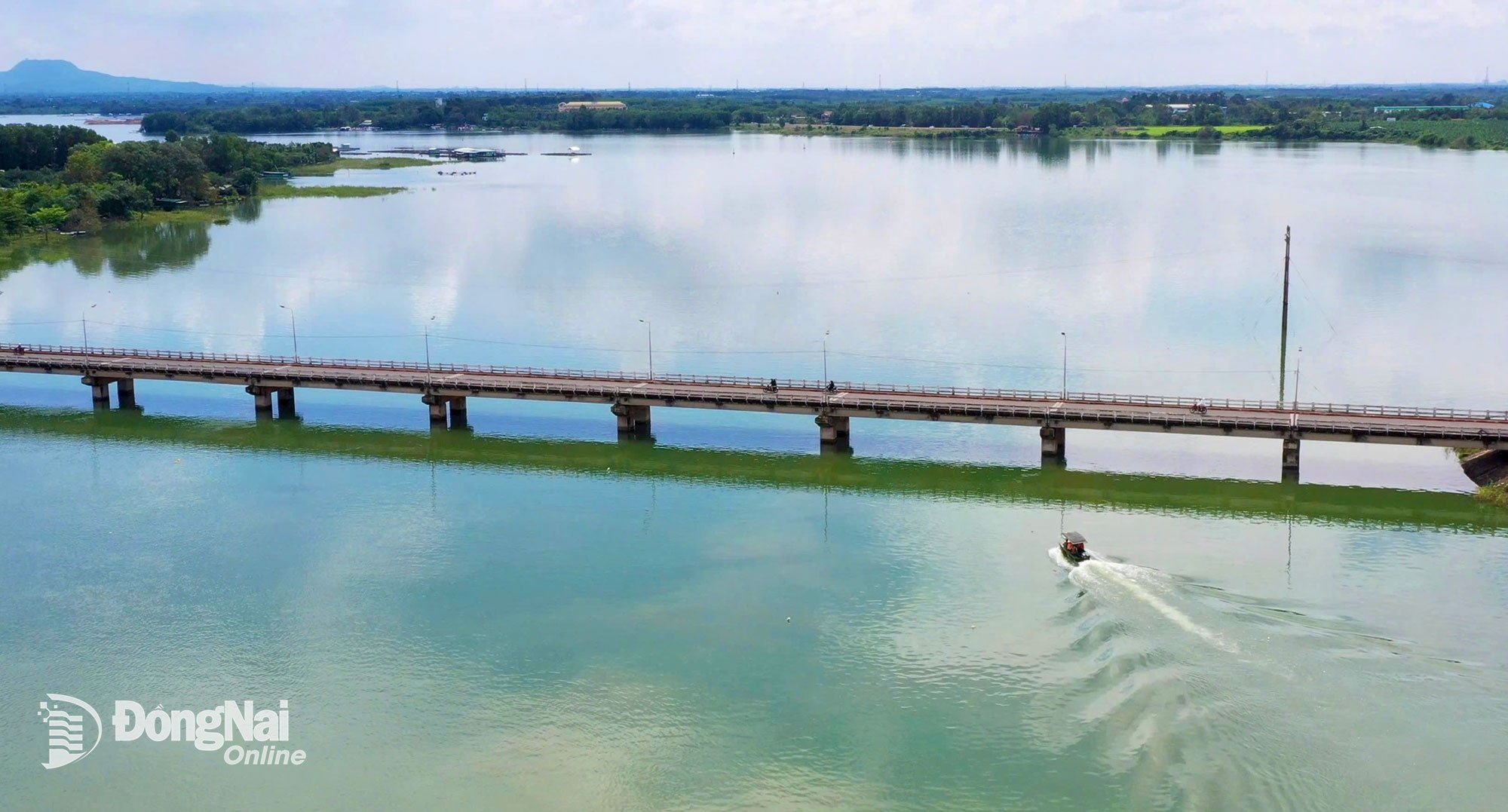 Vedere panoramică asupra lacului albastru și liniștit Tri An. Fotografie: Tien Dung.