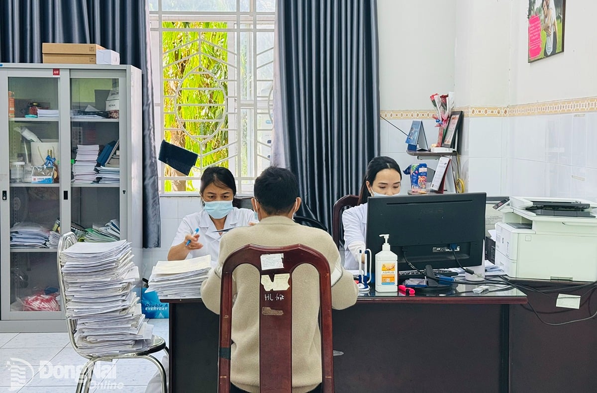 HIV hastaları, Dong Nai Hastalık Kontrol Merkezi'nin HIV/AIDS Önleme ve Kontrol Departmanında tıbbi muayeneden geçiyor