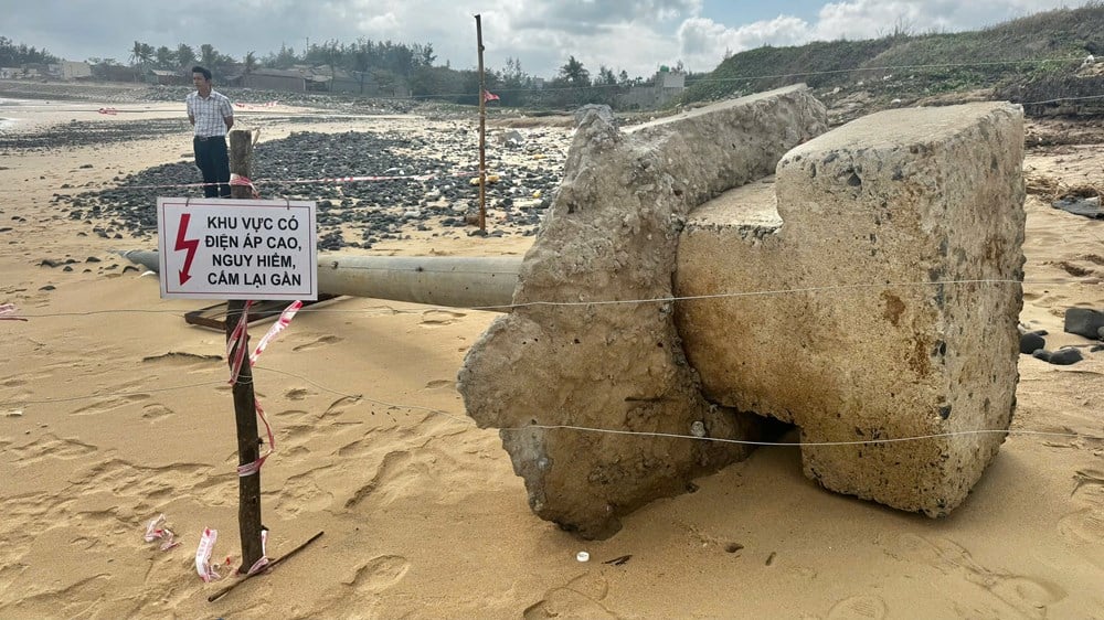 Store bølger og høyvann eroderte en 22 kV jordkabel på omtrent 60 meter, og eksponerte den for sanden, noe som utgjorde mange potensielle elektriske sikkerhetsrisikoer.
