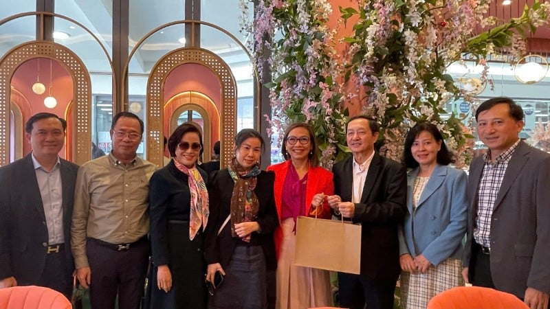 Bà Đài Lê – Hạ nghị sĩ Liên bang đại diện địa hạt Fowler (áo đỏ), trao đổi với Đoàn cán bộ bồi dưỡng ngắn hạn tại Australia về chuyển đổi số dịch vụ công tại địa hạt Fowler (Australia).