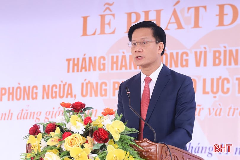 A diretora do Departamento de Assuntos Internos, Trinh Van Ngoc, e vice-presidente do Comitê Permanente para o Avanço das Mulheres da província, lançou o Mês de Ação pela igualdade de gênero e pela prevenção e resposta à violência de gênero em 2025.