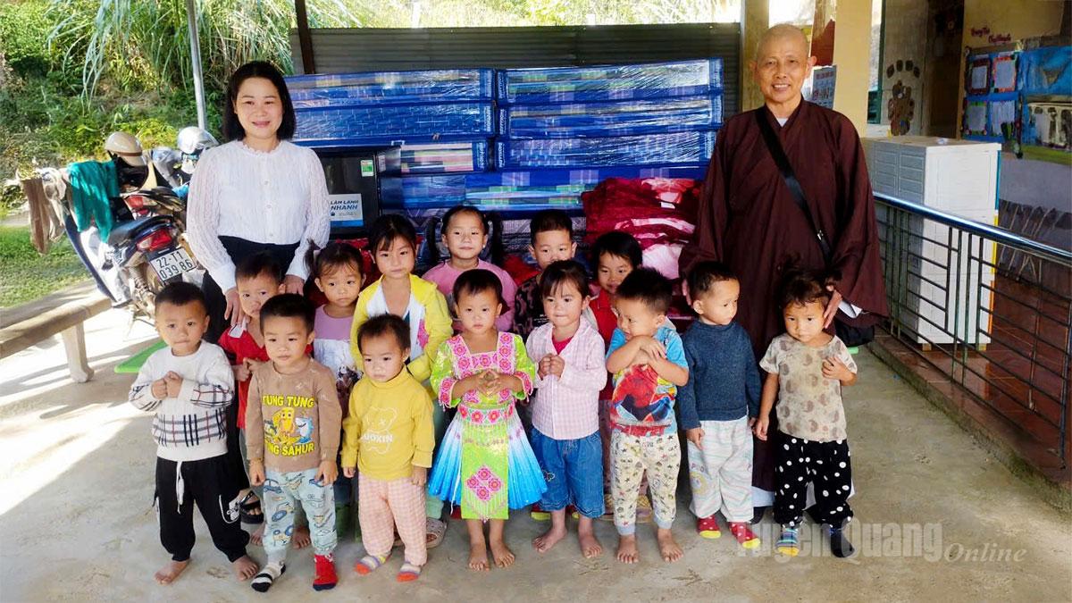 Các đại biểu tặng quà tại điểm trường Mầm non thôn Bản Khẻ, xã Hùng Lợi, tỉnh Tuyên Quang.