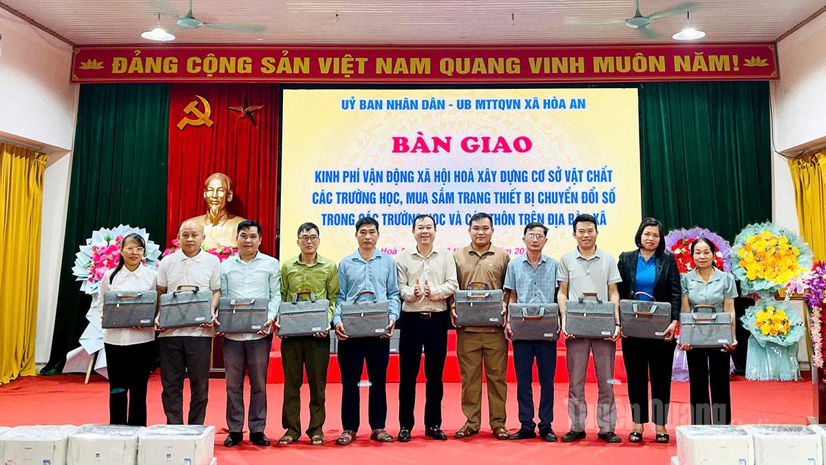 ប្រធានគណៈកម្មាធិការប្រជាជនឃុំ Hoa An ប្រគល់កុំព្យូទ័រ និងម៉ាស៊ីនព្រីនដល់ភូមិ។