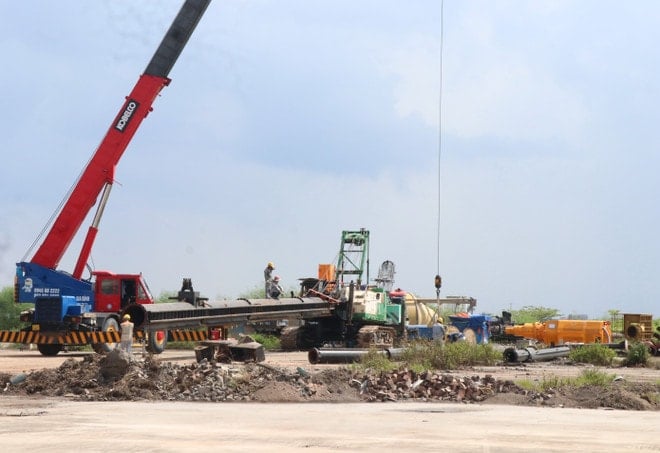 Unitățile de construcții desfășoară lucrările de construcție la Aeroportul Internațional Gia Binh. (Foto: Thanh Thuong/VNA) cang-hang-khong-quoc-te-gia-binh-8267421.jpg