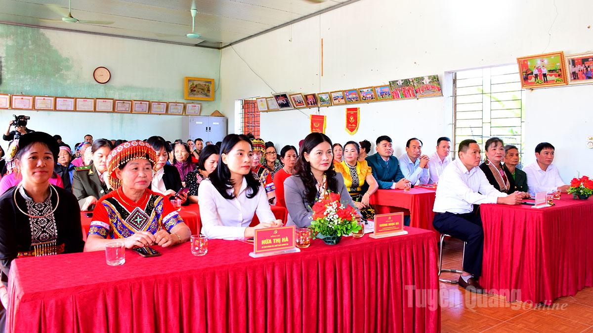 Kamrat Vuong Ngoc Ha, medlem av provinspartiets ständiga kommitté, vice ordförande för provinsens folkkommitté och delegater deltog i festivalen.