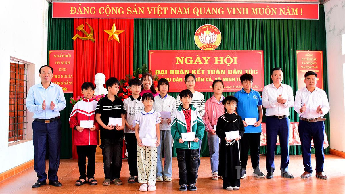 Representanter från byn Ca och delegater som deltog i festivalen delade ut presenter till elever i byn med utmärkta akademiska prestationer.