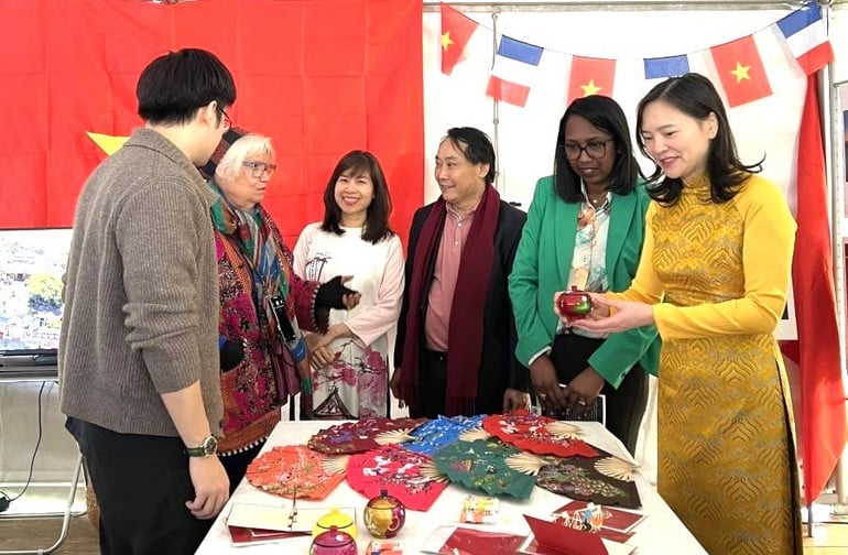 ຄຳບັນຍາຍຮູບ