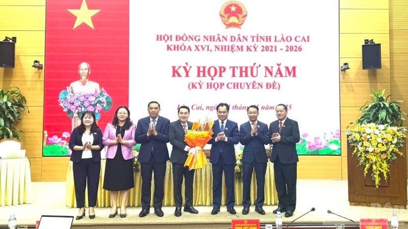 ថ្នាក់ដឹកនាំខេត្ត Lao Cai ជូនកម្រងផ្កាអបអរសាទរប្រធានគណៈកម្មាធិការប្រជាជនខេត្ត Nguyen Tuan Anh។ (រូបថត៖ THANH SON)