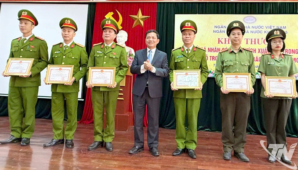 សមមិត្ត Le Quang Huy នាយកធនាគាររដ្ឋភូមិភាគទី៥ បានប្រគល់វិញ្ញាបនបត្រកុសលជូនដល់ក្រុមនគរបាលការពារគោលដៅ (នាយកដ្ឋាននគរបាលចល័ត) និងបុគ្គល៥រូបដែលមានស្នាដៃឆ្នើមក្នុងការគាំទ្រការឆ្លើយតបនឹងព្យុះលេខ១១។