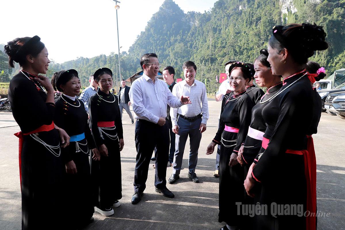 Начальник отдела пропаганды и мобилизации масс провинциального комитета партии Тран Мань Лой беседует с жителями деревни Кхаудао коммуны Тхыонглам.