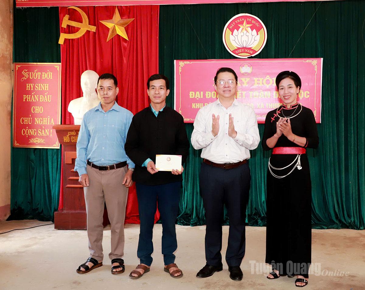 От имени руководства провинции глава Комиссии по пропаганде и мобилизации масс провинциального комитета партии Тран Мань Лой вручил подарки деревне Кхаудао коммуны Тхыонглам.