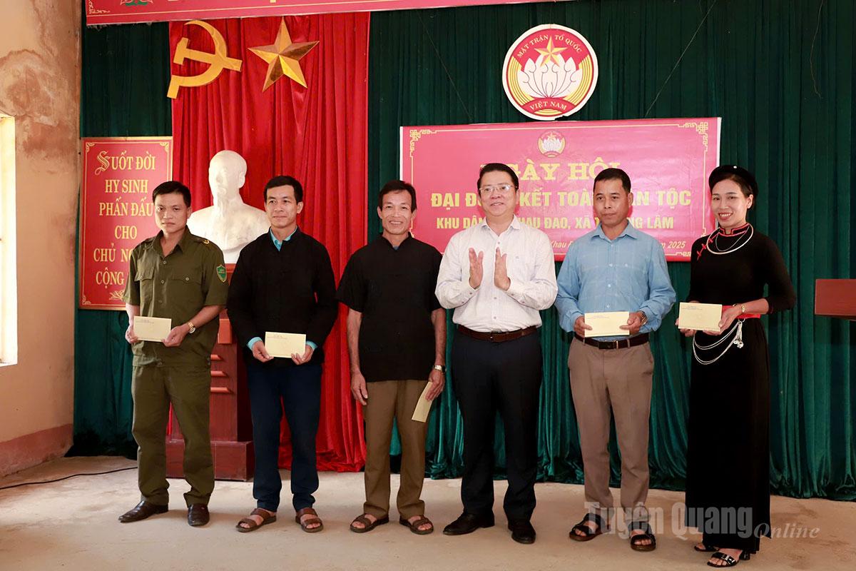 Глава Комиссии по пропаганде и массовой мобилизации провинциального комитета партии Тран Мань Лой вручил подарки ряду семей деревни Кхаудао коммуны Тхыонглам за выдающиеся достижения в реализации движения соревнования.