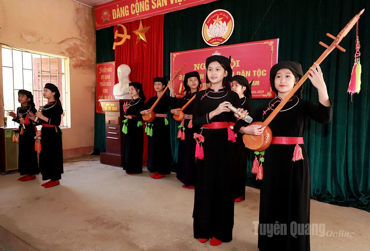 Художественное представление в честь Дня Великого Единства деревни Кхаудао, коммуны Тхыонглам.