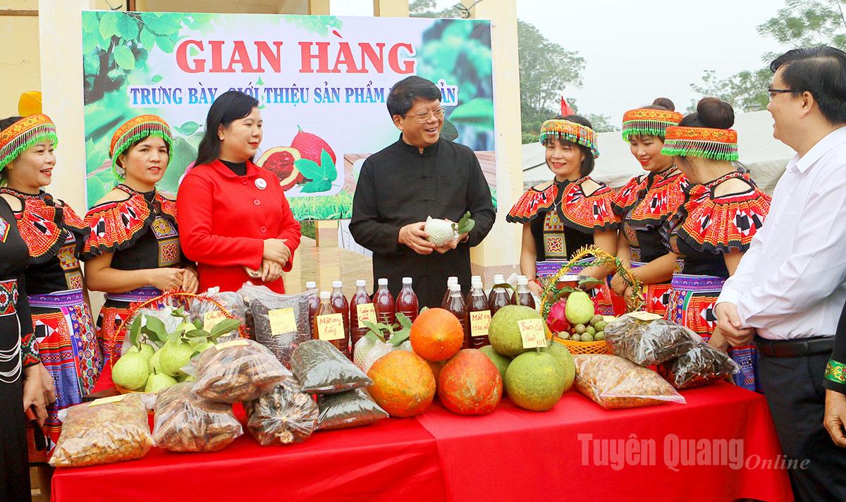 Товарищ Ха Чунг Киен посетил стенд специализированной продукции в деревне Тонг Транг.