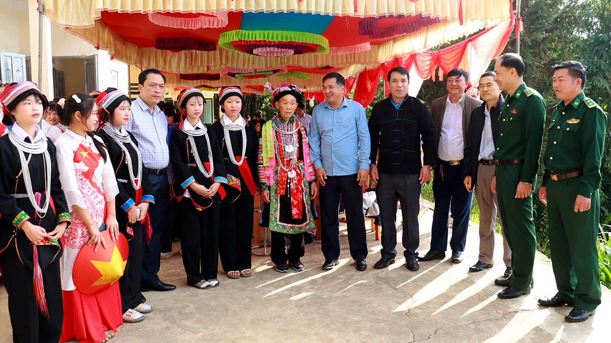 អនុប្រធានអចិន្ត្រៃយ៍ក្រុមប្រឹក្សាប្រជាជនខេត្ត Hau Minh Loi បានជួបសំណេះសំណាលជាមួយប្រជាជនភូមិ Doan Ket ឃុំ Bach Dich។