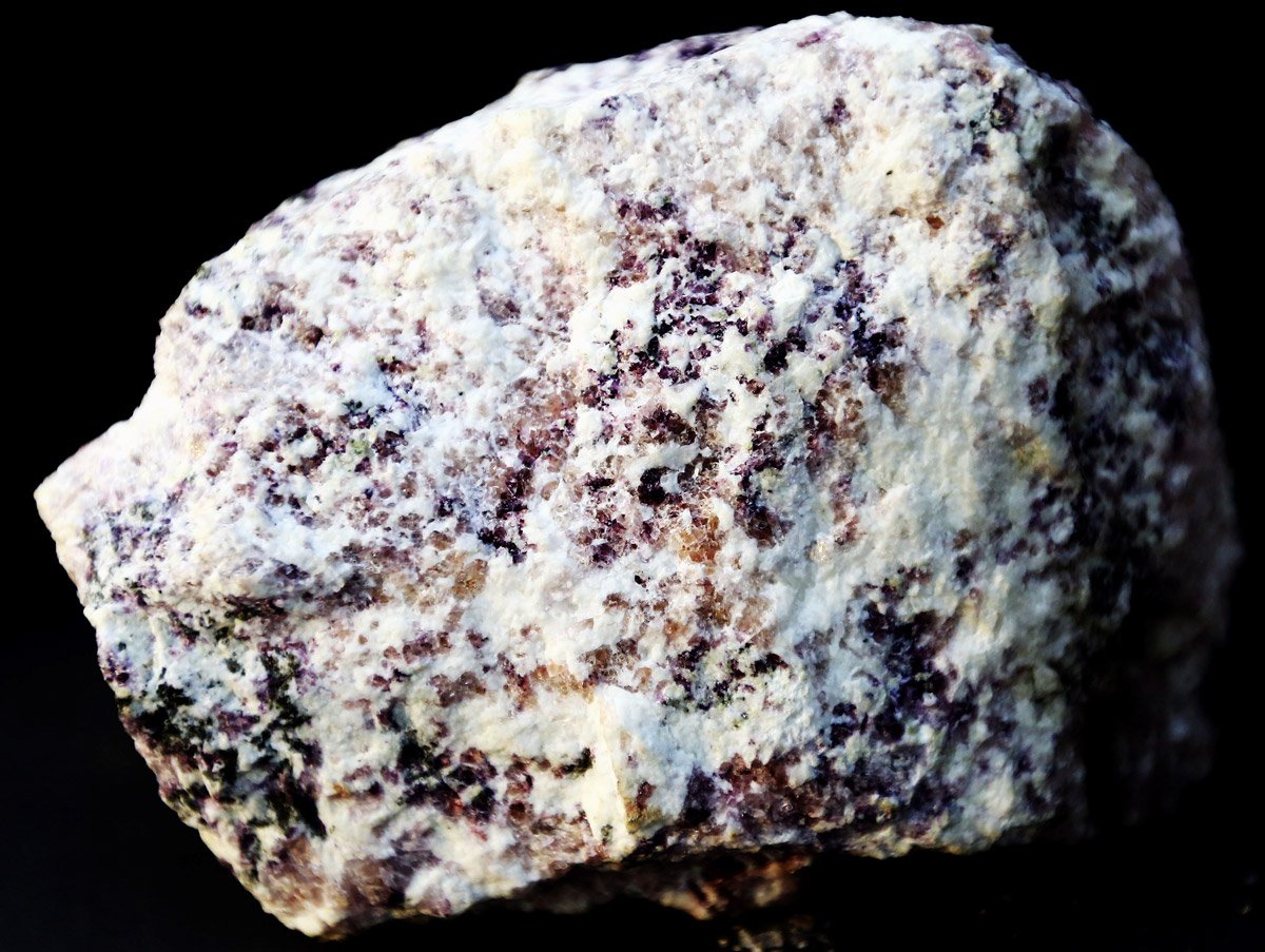 ویتنام فلورسپار کی پیداوار میں دنیا میں 5 ویں نمبر پر ہے، جو عالمی پیداوار کا تقریباً 2.7 فیصد ہے۔ یہ فائدہ نوئی فاو پولی میٹالک کان (تھائی نگوین صوبہ) میں مرکوز ہے۔