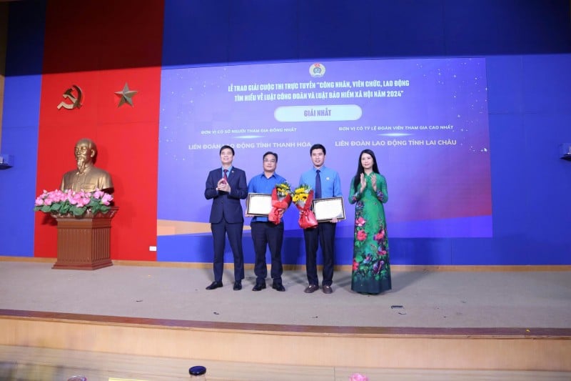 Phó Chủ tịch Tổng Liên đoàn Lao động Việt Nam Ngọ Duy Hiểu và bà Trần Lan Phương - Phó Chủ tịch Thường trực Trung ương Hội Liên hiệp phụ nữ Việt Nam, trao chứng nhận cho hai đơn vị đoạt Giải Nhất khối tập thể.  (Ảnh: T.L)