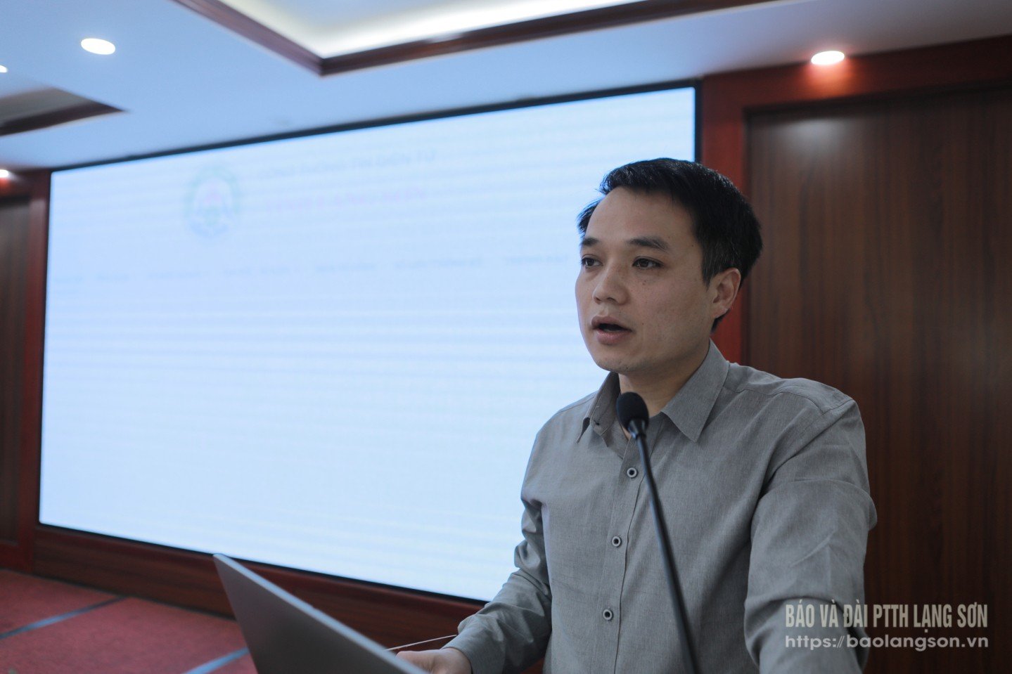 Reporterul Centrului de Informații, Biroul Comitetului Popular Provincial, prezintă conținutul instruirii