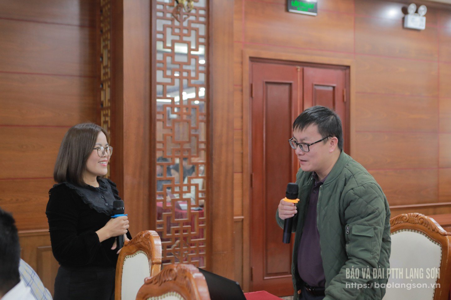 Reporterii ziarului provincial Lang Son și ai postului de radio și televiziune au discutat despre conținutul instruirii.